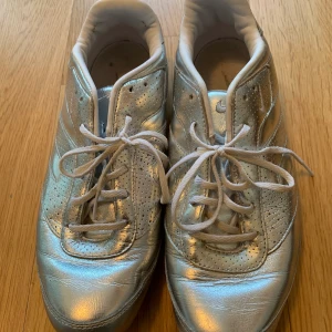 Nike träninsskor, storlek Euro 39 - Nike silver träningsskor, storlek Euro 39