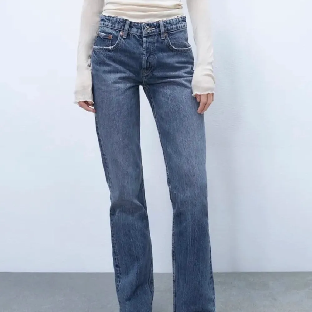 Mid rise jeans från zara i storlek 40 men passar mindre också! Sjukt snygga! . Jeans & Byxor.