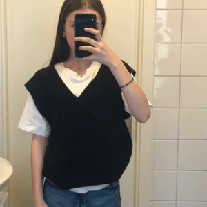 Stickad väst - Jätte fin svart stickad väst från HM i storlek xs. Aldrig använd förutom på bilden. 😊 Säljs pga används för lite.