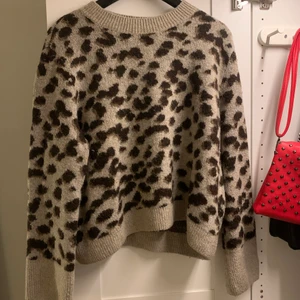 Hm stickad tröja - Jättefin stickad tröja i djurmönster. Passar alla storlekar beroende på hur stor man vill att den ska vara. Ganska liten för dess storlek men passar alla mellan s-L. 