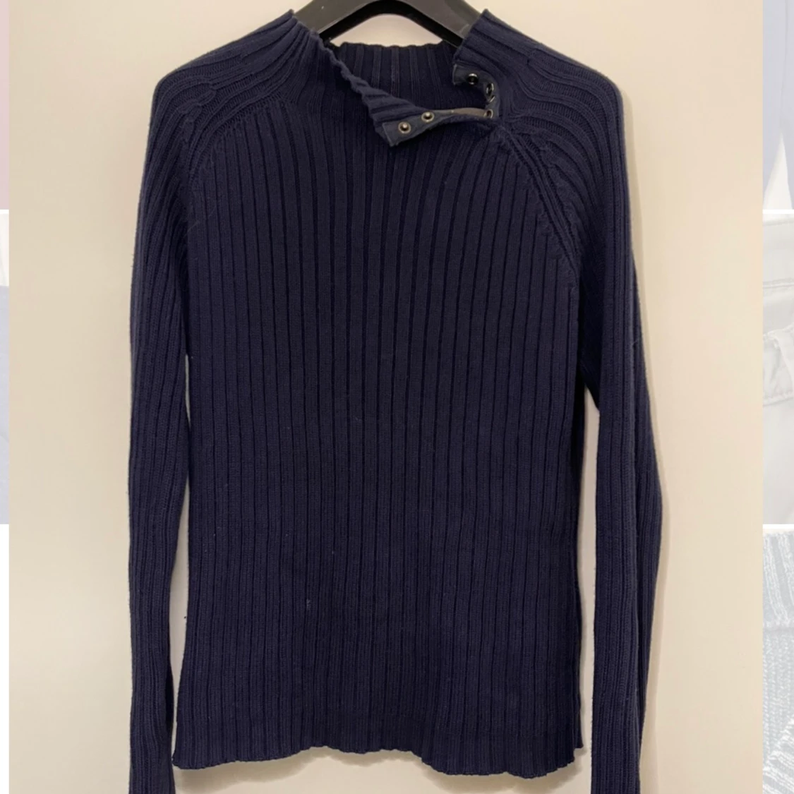 Stickad tröja med ossymetrisk knäppning