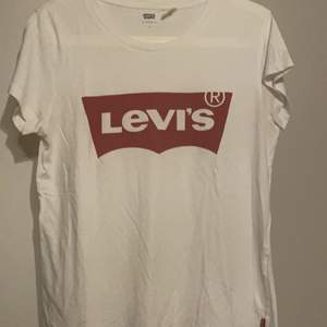 Vit Levis T-shirt. Hel och ren! 
