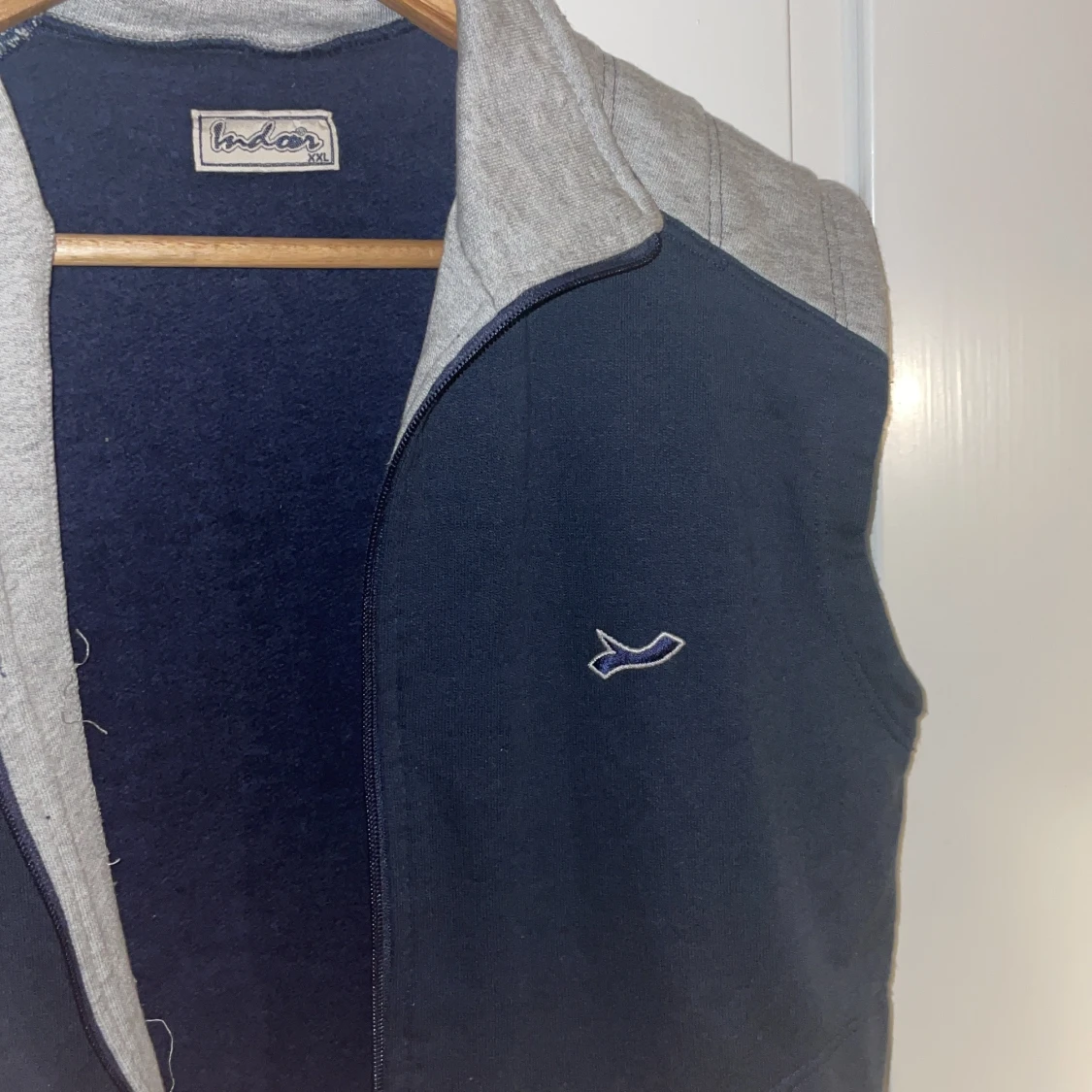Tunn mörkblå väst  - 90