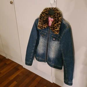 Fodrad jeansjacka men avtagbar krage - Nästan oanvänd fodrad jeansjacka i strl 170. Kragen  är avtagbar.