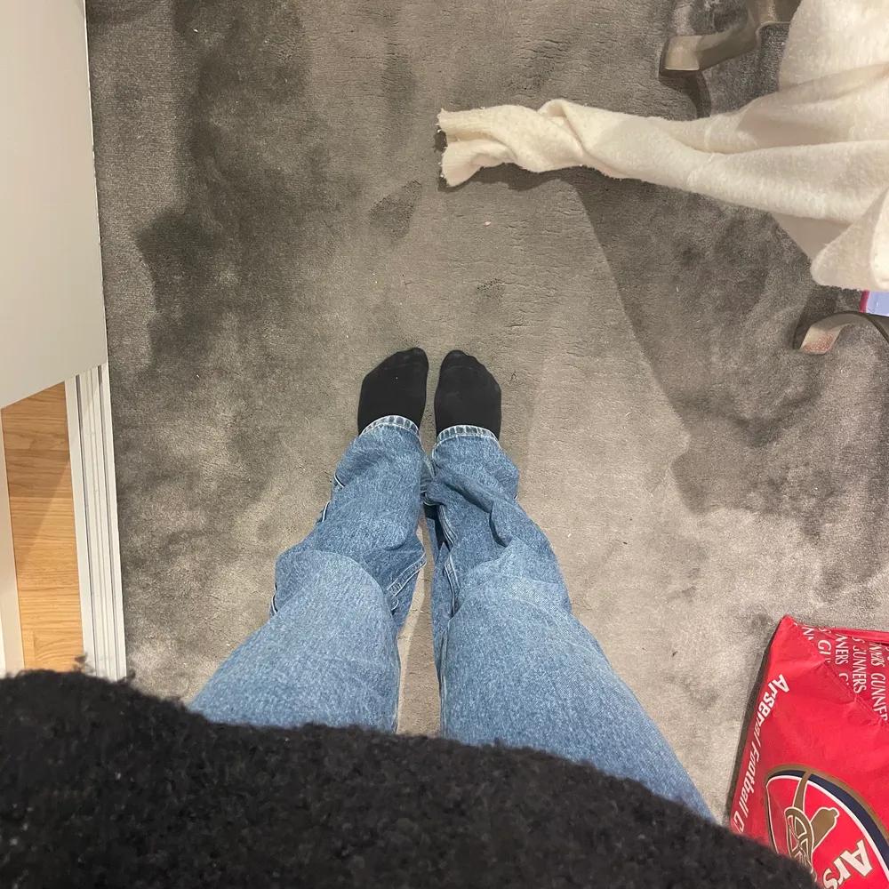 Långa raka jeans från weekday i storlek 27/34, långa på mig som är 170cm💗💗. Jeans & Byxor.