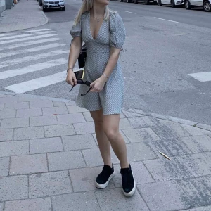 klänning - Säljer denna super fina klänning!! Väldigt bra skick i storlek 36🤍🤍🤍🤍