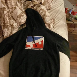 En shortys skateboard stuff hoodie - Storlek L💞 du står för frakten 