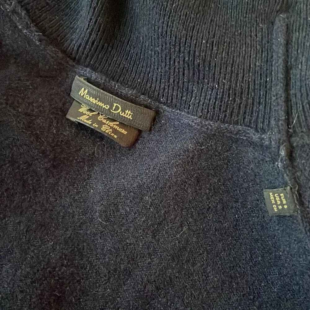 En så snygg stickad tröja i Kashmir och ull. Mörkblå polo i mycket bra skick ifrån Massimo Dutti 💫. Stickat.