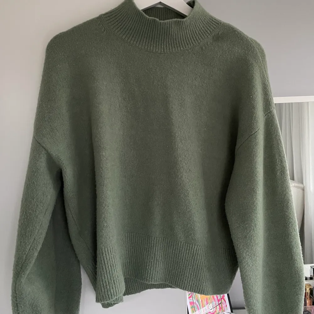 Säljer min super fina gröna tröja från & Other Stories, älskar denna tröjan men den kommer till användning så sällan. Original pris 390kr❣️💫⚡️⚡️. Stickat.