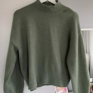 Säljer min super fina gröna tröja från & Other Stories, älskar denna tröjan men den kommer till användning så sällan. Original pris 390kr❣️💫⚡️⚡️