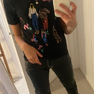 Zara tshirt  - Cool tröja från zara i storlek S. Sällan använd