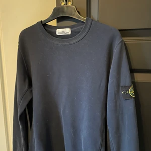 Stone Island Crewneck  - Har en Stone Island Crewneck i storlek M som passar jättebra, jättesnygg tröja. Köpte den och haft den cirka 3 gånger då den inte kom till användning. Hör av dig vid intresse eller frågor!