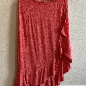 Omlottkjol från &otherstories storlek 36 - Omlottkjol från &otherstories, mycket fint skick, storlek 36. Röd med små vit blommor och volangdetalj. 