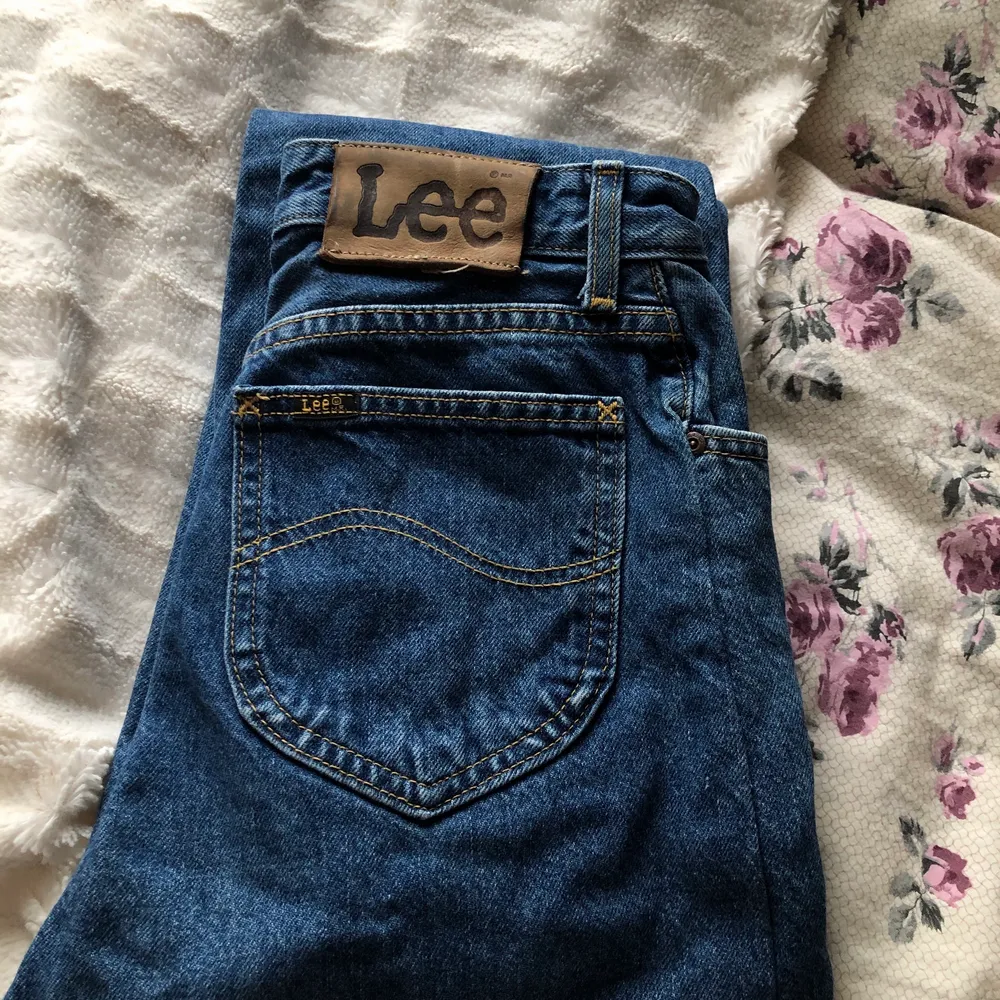 Lee jeans vintage, min mammas gamla jeans, lite osäker på vilken storlek det är då lappen har blekts men passar mig som är en storlek 36. Passar någon som är 165cm lång eller kortare ☺️. Jeans & Byxor.