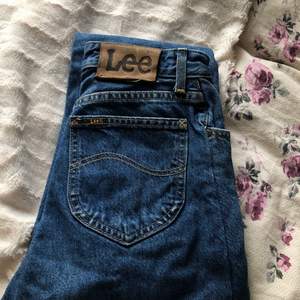 Lee jeans vintage, min mammas gamla jeans, lite osäker på vilken storlek det är då lappen har blekts men passar mig som är en storlek 36. Passar någon som är 165cm lång eller kortare ☺️