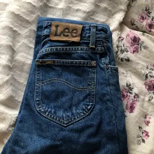 Lee jeans vintage, min mammas gamla jeans, lite osäker på vilken storlek det är då lappen har blekts men passar mig som är en storlek 36. Passar någon som är 165cm lång eller kortare ☺️
