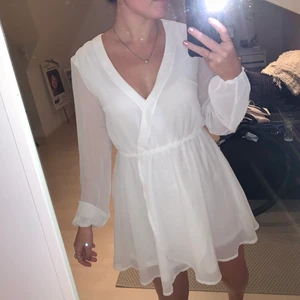 Vit klänning, Nelly  - Superfin vit klänning från Nelly i strl 36. Använt cirka 3 gånger. Är 172cm. Köparen står för frakt. 