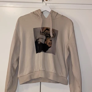 Hoodie  - En beige Ariana Grande hoodie som är köpt från H&M