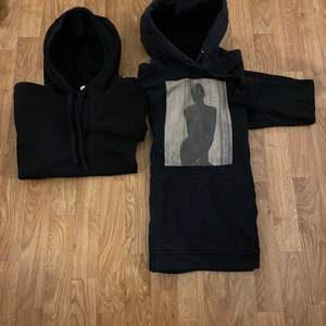Säljer två stycken hoodies, den hel svarta är från h&m och andra med tryck är från the cool elephant! 🥰 båda för 100kr!Vid köp av 1 hoodie kan priset diskuteras!!  