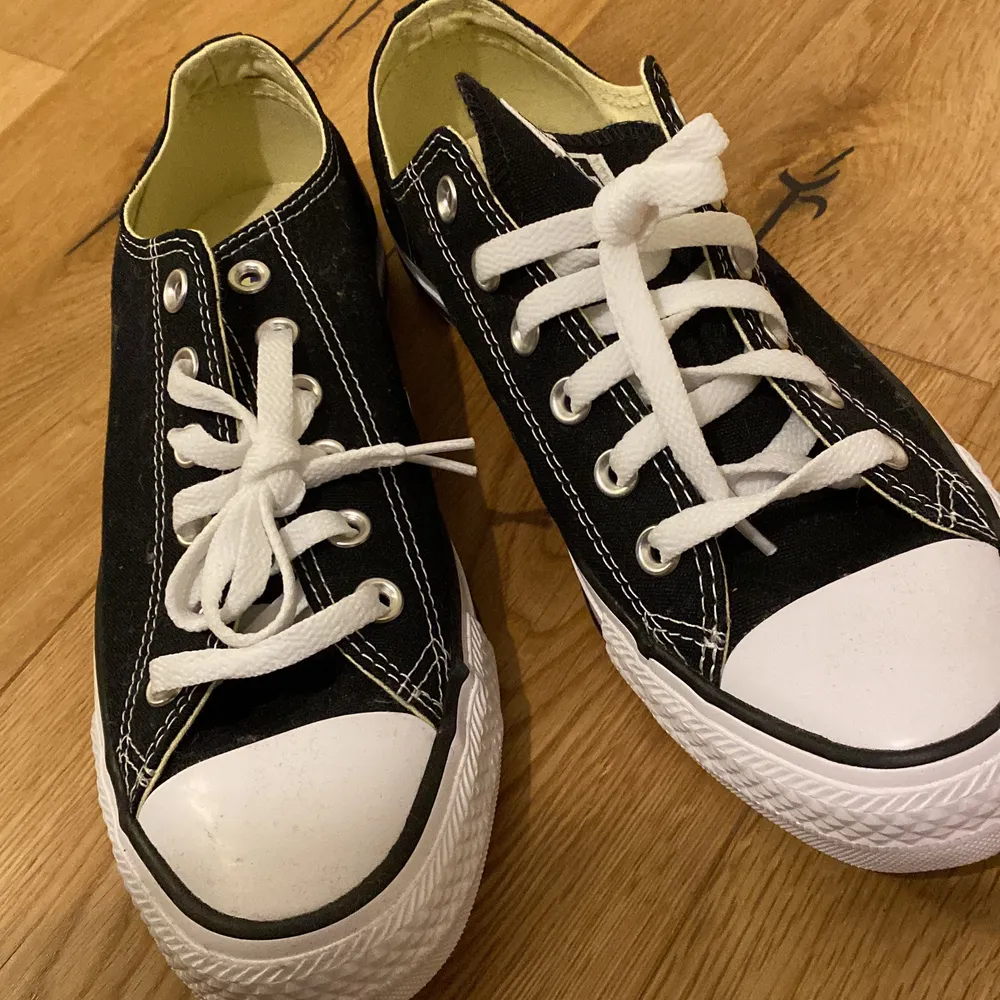 låga svarta converse som är i storlek 40. Har inte använt nån gång så helt nya. Dom passar lika bra till killar och tjejer. de är perfekta sommar skorna. Ser helt nya ut . Skor.