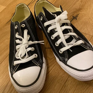 Svarta low top sneakers  - låga svarta converse som är i storlek 40. Har inte använt nån gång så helt nya. Dom passar lika bra till killar och tjejer. de är perfekta sommar skorna. Ser helt nya ut 