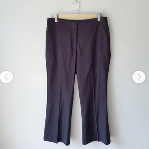 Vadlång Kostymbyxa  - Vadlång kostymbyxa i svart från weekday. Hög midja. Mycket fint skick. Hyffsat små i stl , är 36 men passar en 34. Lånade bilder , kontakta mig för flera