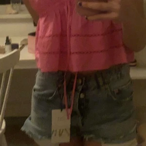 Zara topp - Säljer denna zara topp! Den är nyköpt, prislappen på 🥰 buda i kommentarerna