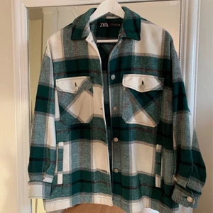 Rutig skjortjacka - Rutig skjortjacka från zara säljes i nyskick. Bud från 200kr. Köpt för 549kr. Den är väldigt lite använd. Hämtas i Hudiksvall eller fraktas om man står för frakten själv! 