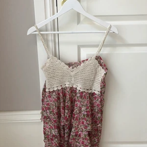 Klänning storlek XS - Finaste underbara klänningen i storlek XS i jättefint skick verkligen, 100 kr + frakt 🌺