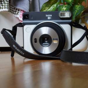 En instax SQ6 Polaroid Camera med två bilder kvar att använda. Denna kamera har säljer jag då jag inte har haft användning för den. Den är som ny men behöver ett nytt batteri. Den är perfekt för att ta aesthetic bilder 📸💕