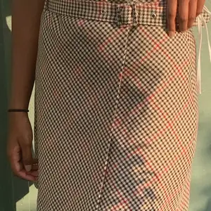 Jättegullig och tidlös kjol från hm med justerbart band! I storlek M men funkar på mig som är XS. Säljs då den tyvärr inte kommit till användning. Be gärna om fler bilder! 🪐✨