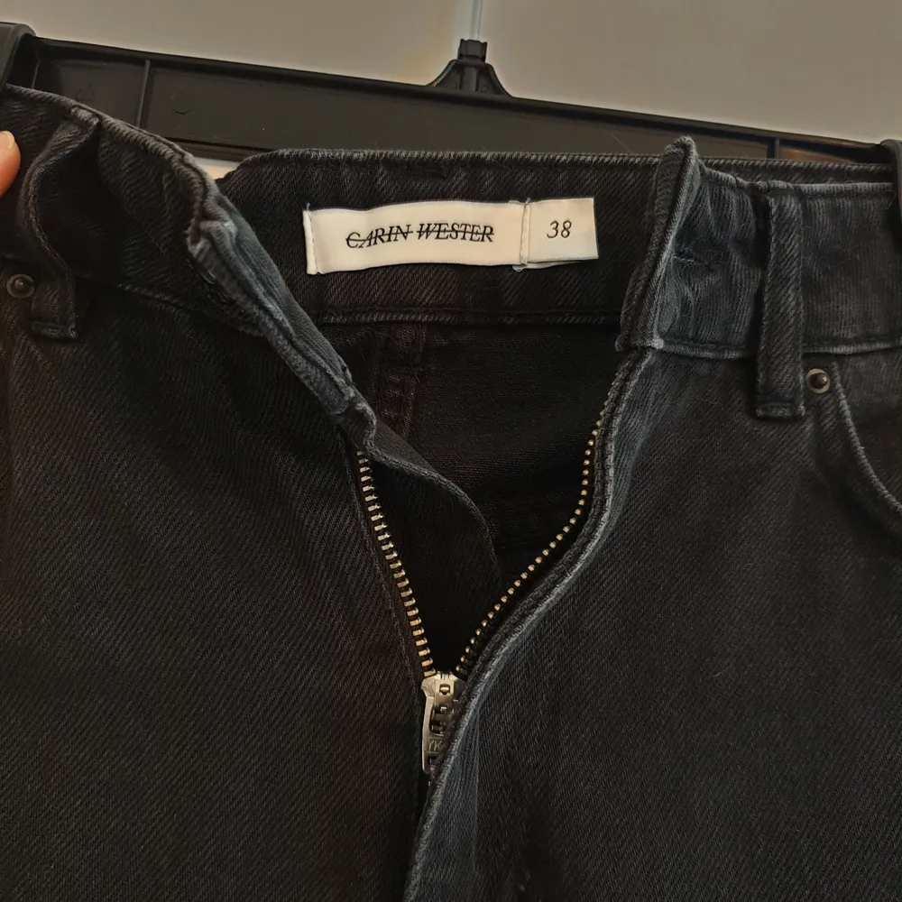 Så så snygga jeans från Carin Wester säljes pga för små för mig. Byxorna är svarta/mörkgråa i snygg tvätt, fint skick och i storlek 38. Skickar endast! . Jeans & Byxor.