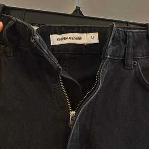 Så så snygga jeans från Carin Wester säljes pga för små för mig. Byxorna är svarta/mörkgråa i snygg tvätt, fint skick och i storlek 38. Skickar endast! 