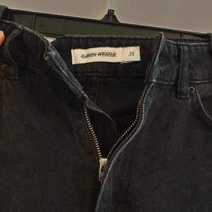 Jeans från Carin Wester - Så så snygga jeans från Carin Wester säljes pga för små för mig. Byxorna är svarta/mörkgråa i snygg tvätt, fint skick och i storlek 38. Skickar endast! 