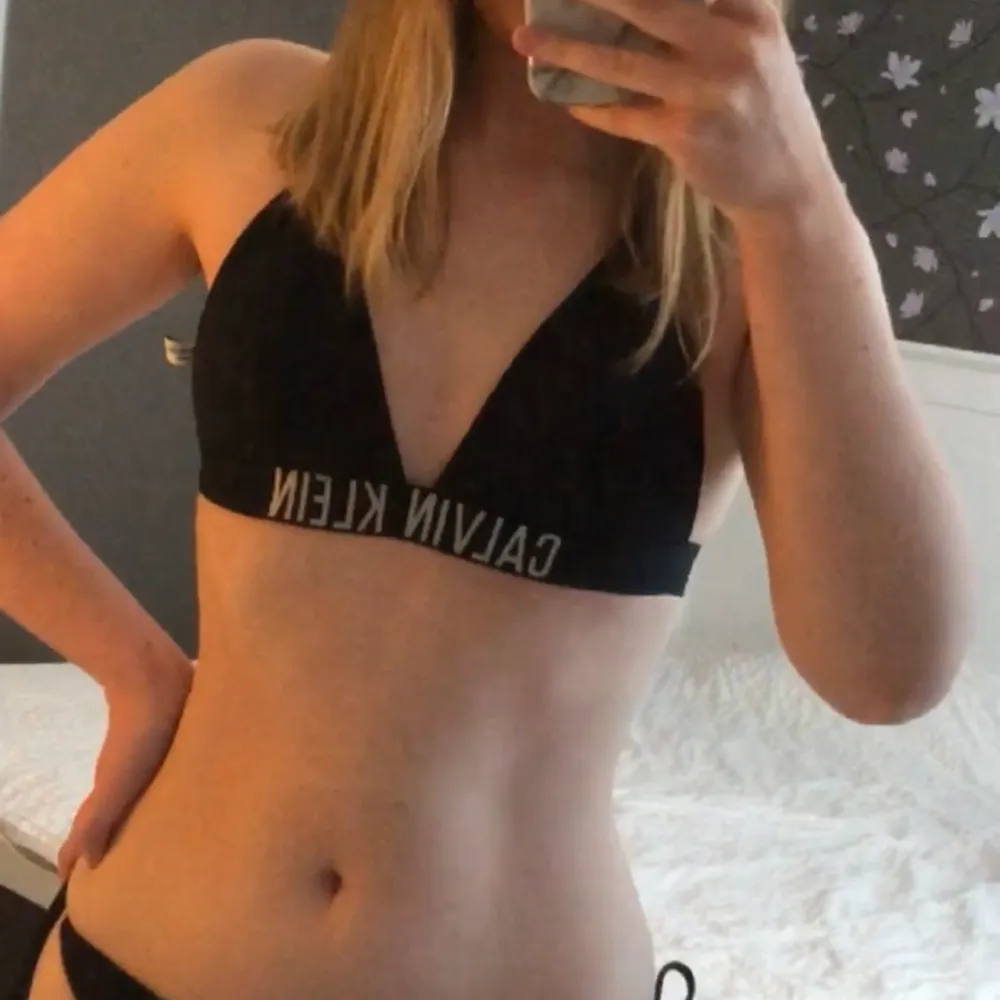 Supersnygg Calvin Klein bikini som aldrig använts❤️ Överdelen är M & underdelen är L då den är liten i storlek. Nypris ca 900kr säljer för 250kr. Kan mötas upp i centrala Jönköping eller skicka via post (då står köparen för frakt) . Muu.