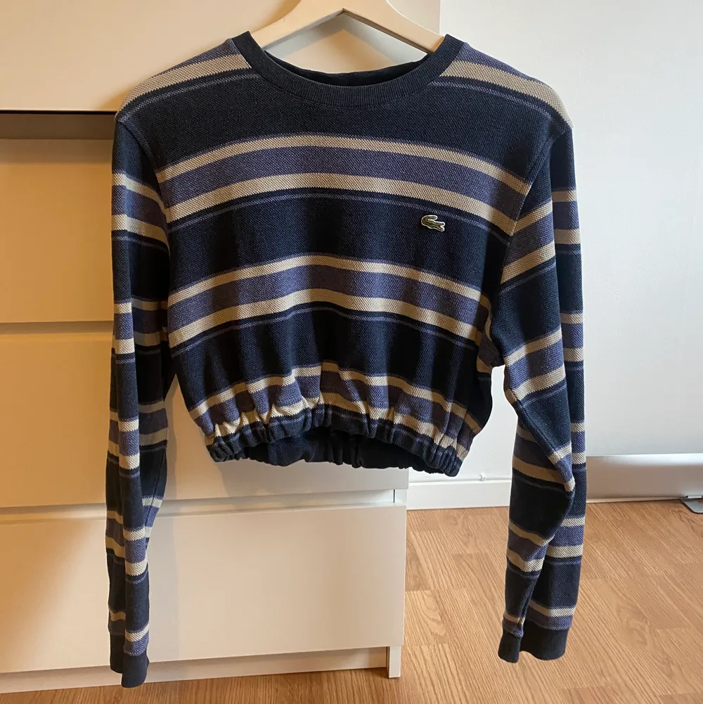 Sparsamt använd Lacoste tröja från BCGARMZ, ett brittiskt märke som köper tröjor second hand och croppar. Säljer då den inte kommer till användning. Köpt för ca 310kr. Priset kan diskuteras, bara att skriva! Frakt på 72kr tillkommer 🥰. Hoodies.