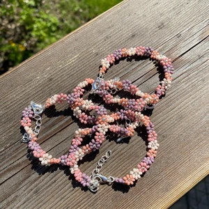 Blommor armband  - Handgjorda supersöta armband, finns hos tinsel.se 🤍