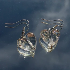 Glas hjärts-örhängen 🤍 - Ett par örhängen i glasshjärtan🤍 helt oanvända!! 20kr + 12kr frakt = 32kr totalt. OBS alla smycken postad på samma dag som du betalar så ingen väntetid! :) 