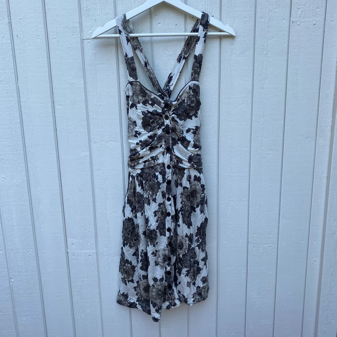 Blommig knälång klänning