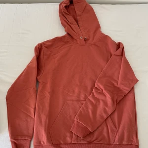 Hoodie - En hoodie i kopparnyans i storlek 36. Pris: 80kr. Finns i Halmstad eller Kalmar annars står köparen för frakt