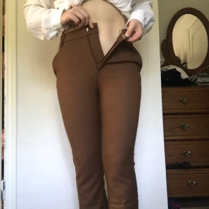 Bruna byxor - Köpte dessa men har aldrig använt dom då jag köpte för små, de är skitsnygga och lite vidare nertill, de är för korta för mig som är 168cm men som sagt är de XS-S och jag har vanligtvis M, köpte på Gina på rea