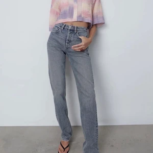 Zara jeans  - SÖKER dessa jeans från zara i storlek 42 helst!!! Skriv om ni har💕💕💕🙏🏼🙏🏼