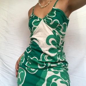 Grön halterneck klänning - BUD ENDAST GILTIGT OM MAN ÄVEN SKRIVIT PRIVAT! Köp direkt för 280kr!!!!!! halterneckklänning som kan knytas på olika vis. Märkt storlek 42 (L-XL). Visas dock på mig som bär M och sitter något pösigt. Köpare står för frakt. Gott second hand skick. Högsta bud 190kr plus frakt. Avslutas 3/8 22:00