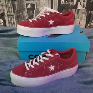 Platå converse (använda en gång) - Jag säljer mina converse då jag råkade köpa en storlek för litet. Original pris är 850 men säljer för 400 :)