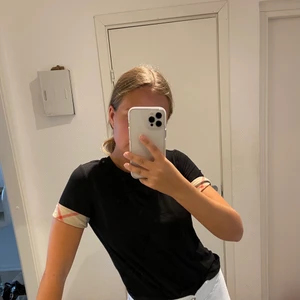 Burberry T-shirt  - En svart t-shirt från burberry, storlek M. Knappt använd. 
