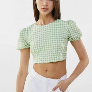 Rutig crop top - Grönrutig topp från Bershka💚 säljer då jag inte fått användning av den. Jättefint skick💚 Köparen står för frakt 