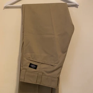Dickies byxor - Säljer mina dickies byxor i nyskick🤍 passar s-m (andra bilden lånad, mer som en inspo) finns online runt 600kr🤍 Säljer en likadan byxa med annan färg båda för 600kr plus frakt.