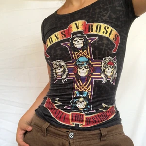 Guns & Roses T-shirt - Cool Guns & Roses T-shirt i gott skick. Storlek xs men passar även mig som bär s/m. Köpare står för frakt. Passar mer allt och ger en fin form! 
