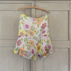 Blommig söt kjol - Söt blommig kjol i ”flygigt” material. Köpt second hand och lappen bortklippt, så vet ej märke eller exakt storlek, men gissar 36/38. Bortsett från lappen borta fint skick. Möts i Stockholm eller fraktar mot tilläggskostnad.