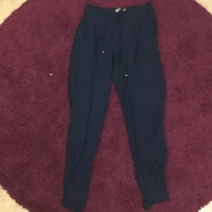 Linnebyxor storlek 36 - Det är ett par jette finna linnebyxor men som tyvärr inte kommer till andvändningn. Frakten betalar man själv och betalar med swish.